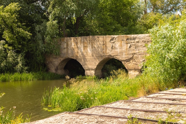 Vecchio ponte di pietra abbandonato sul fiume nella regione di Lipetsk