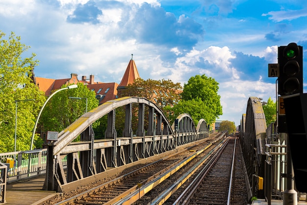 Vecchio ponte ferroviario a Berlino vista della città vecchia