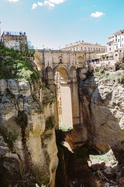 Vecchio ponte nel villaggio di Ronda Andalucia in una giornata di sole