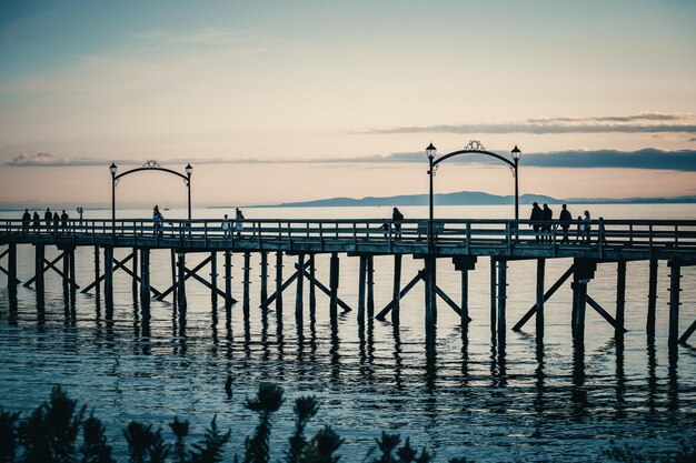 Vecchio ponte sospeso in legno a White Rock South Surrey, Canada