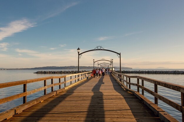 Vecchio ponte sospeso in legno a White Rock South Surrey, Canada