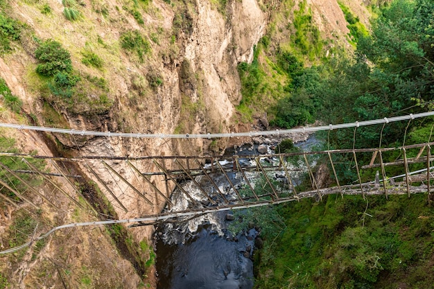 Vecchio ponte sospeso sul baratro