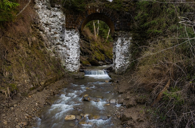 vecchio ponte sul fiume