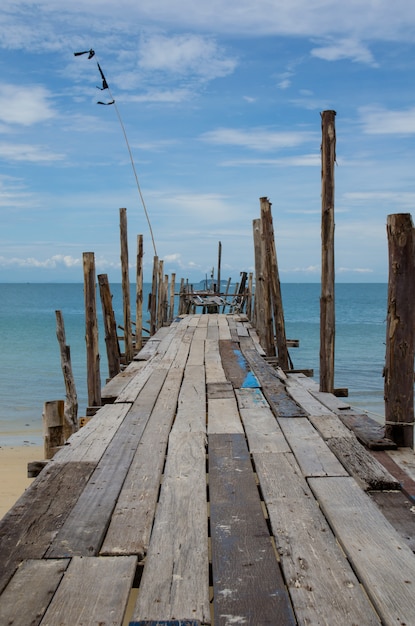 Vecchio ponte sulla spiaggia e sul mare