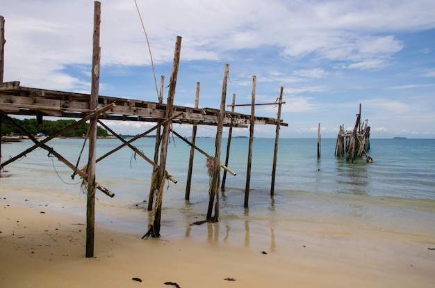 Vecchio ponte sulla spiaggia