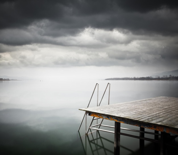 Vecchio pontile in legno sul lago