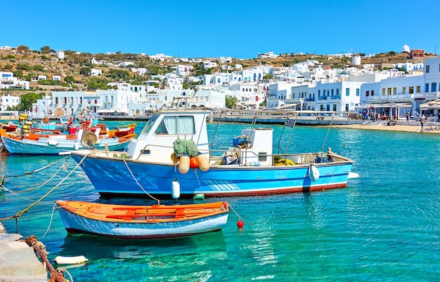 Vecchio porto con barche da pesca nella città di Chora nell'isola di Mykonos, Grecia