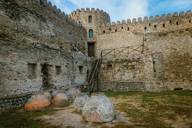 Vecchio qvevri sulla superficie del terreno vicino al muro della Cattedrale di Svetitskhoveli Mtskheta Georgia