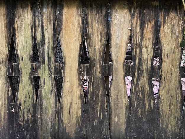 Vecchio recinto di legno nel cortile