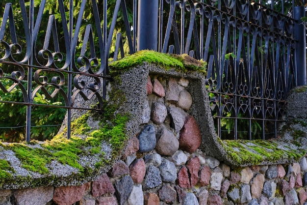 Vecchio recinto di pietra ricoperta di muschio verde