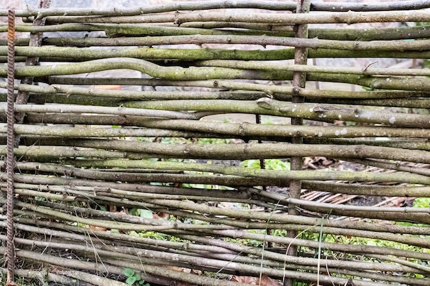 Vecchio recinto di vimini fatto di rami di albero