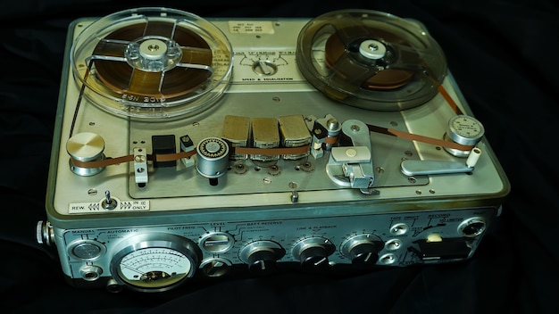 Vecchio registratore a nastro portatile da bobina a bobina