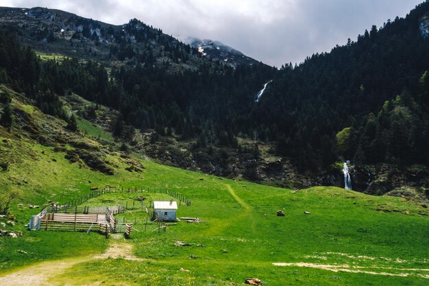 Vecchio rifugio di pastore nei pascoli vicino al lago di Ayes nei Pirenei francesi