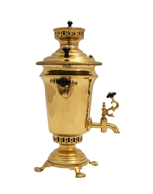 Vecchio samovar russo in bronzo isolato su bianco