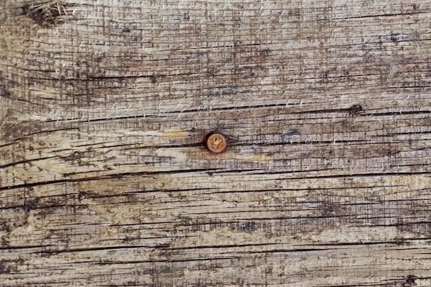 vecchio sfondo di legno con chiodo ruggine nel mezzo