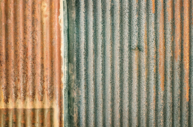 Vecchio sfondo di struttura della parete di zinco arrugginito su lamiera zincata