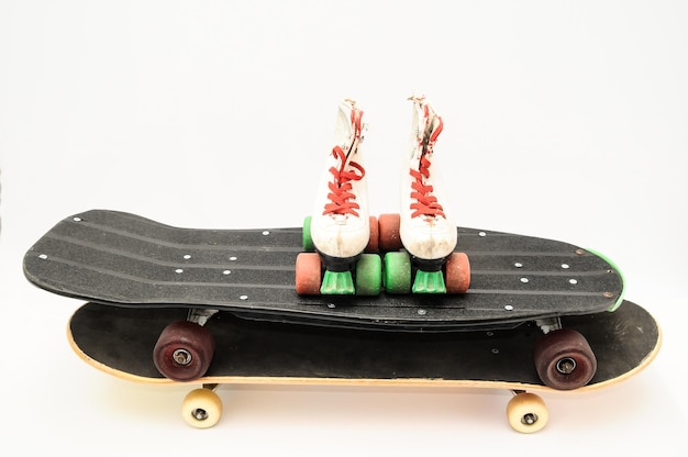 Vecchio skateboard in legno usato