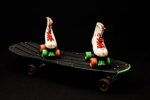 Vecchio skateboard in legno usato