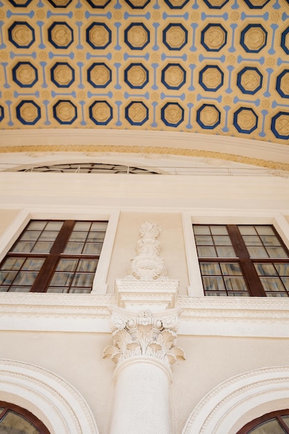 Vecchio soffitto antico di un teatro o di un tribunale