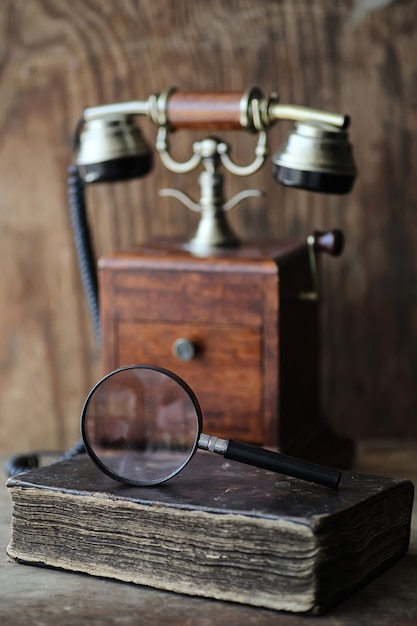 Vecchio telefono e libro retrò su un tavolo di legno