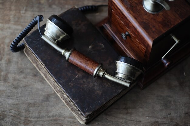 Vecchio telefono e libro retrò su un tavolo di legno