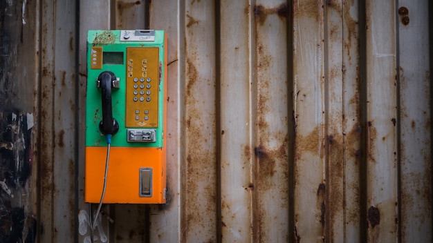 Vecchio telefono pubblico a gettoni