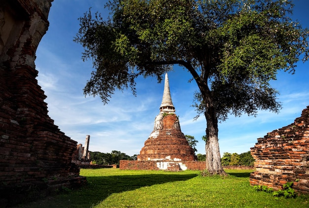 Vecchio tempio buddista in Thailandia