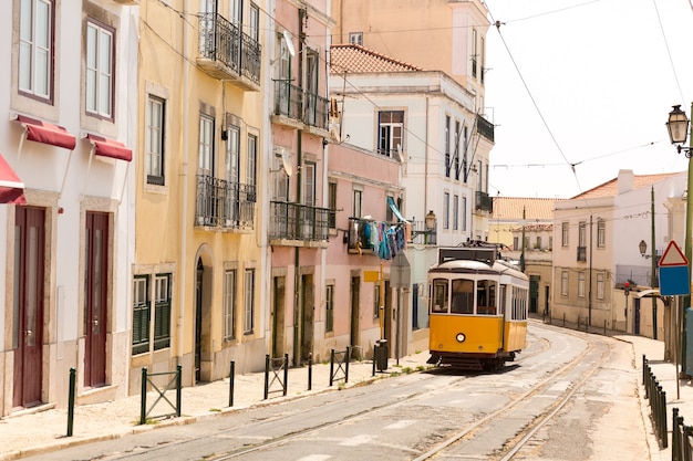 Vecchio tram sulla stretta strada europea european