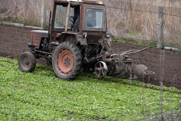 Vecchio trattore a cavallo negli altopiani. Agricoltura.