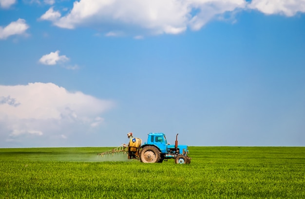 Vecchio trattore al campo di primavera.