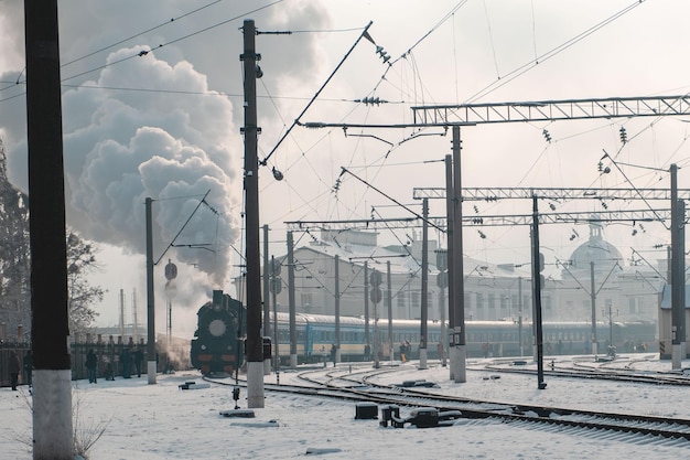 Vecchio treno a vapore retrò vicino alla stazione ferroviaria di lviv