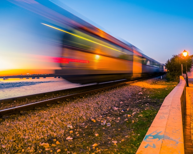 Vecchio treno in motion blur nella ferrovia di Faro.