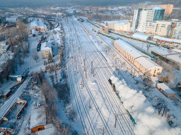 Vecchio treno retrò a vapore alla stazione ferroviaria di Leopoli