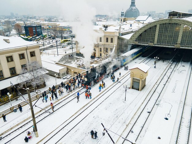 Vecchio treno retrò a vapore alla vista aerea della stazione ferroviaria di Lviv