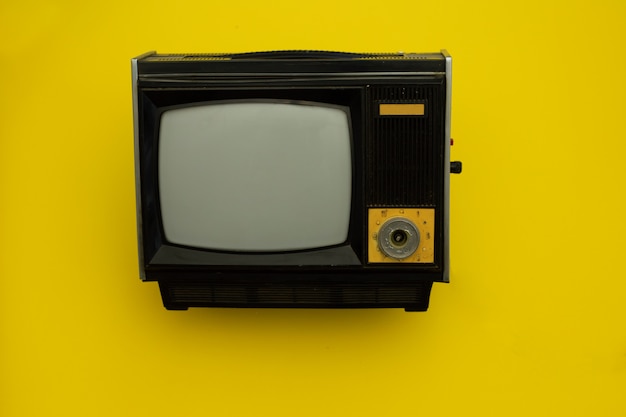 Vecchio tubo TV su un giallo.