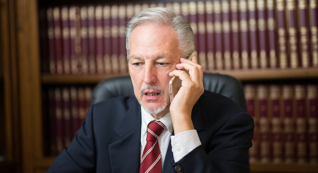 Vecchio uomo d&#39;affari parlando al telefono