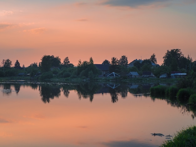 Vecchio villaggio di pescatori al tramonto nel riflesso dell'acqua