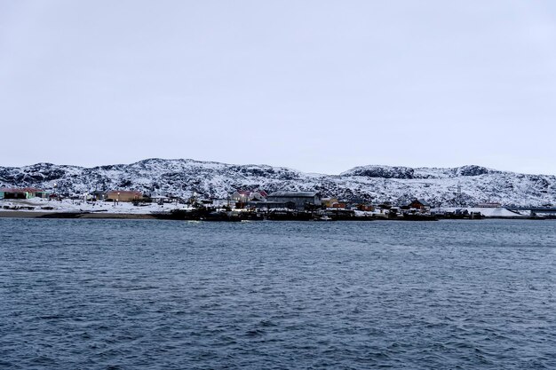 vecchio villaggio di pescatori sulla riva del mare Teriberka è un villaggio sulla riva dell'Oceano Artico il confine del mondo l'estremo nord della Russia