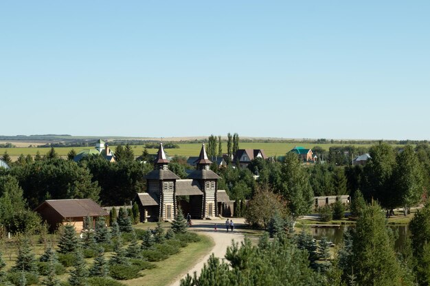 Vecchio villaggio in legno nel paesaggio forestale Parco con i turisti