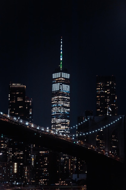 vedere l'edificio di notte a Giacarta