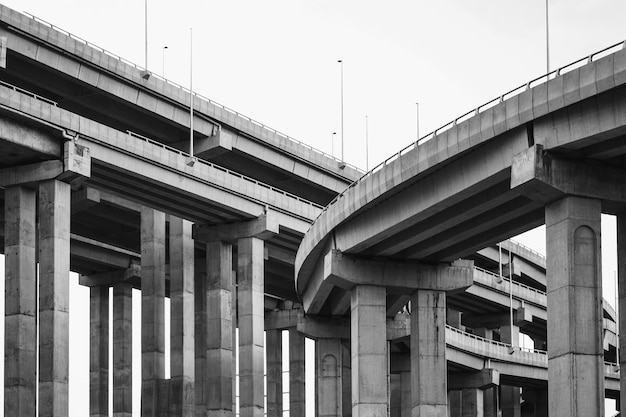 Veduta a basso angolo della strada elevata