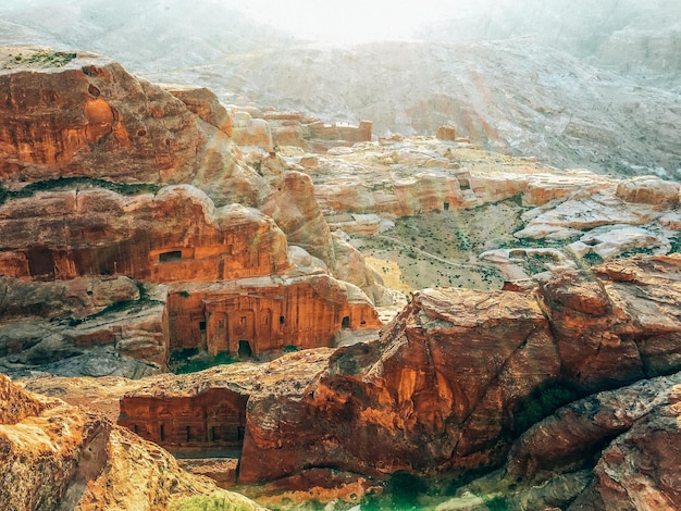 Veduta a basso angolo delle formazioni rocciose