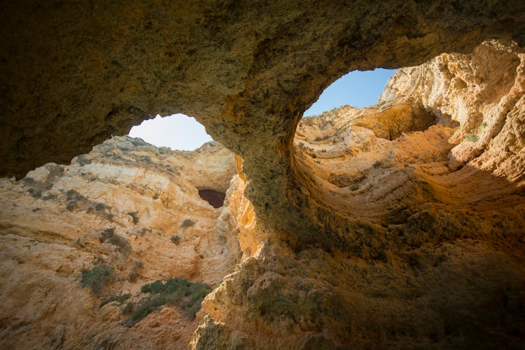 Foto veduta a basso angolo delle formazioni rocciose
