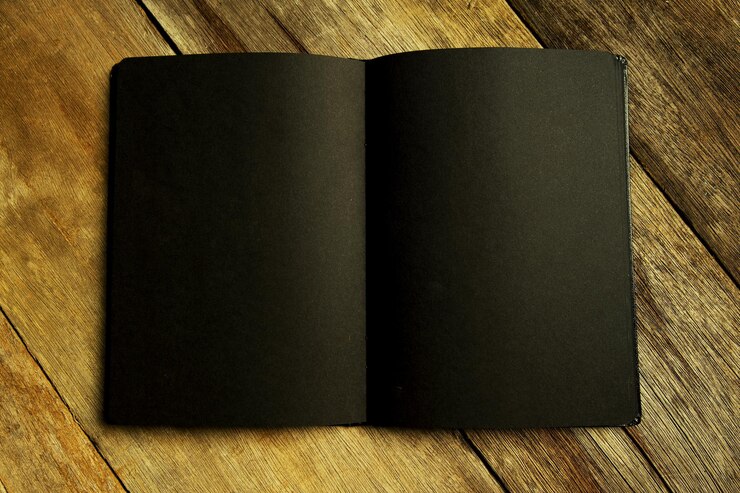 Foto veduta ad alta angolazione del libro sul tavolo