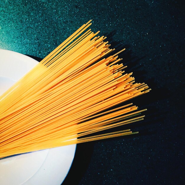 Veduta ad alta angolazione della pasta agli spaghetti nel piatto.