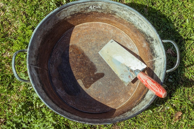 Veduta ad alto angolo del contenitore con strumento da giardinaggio sul campo gassoso