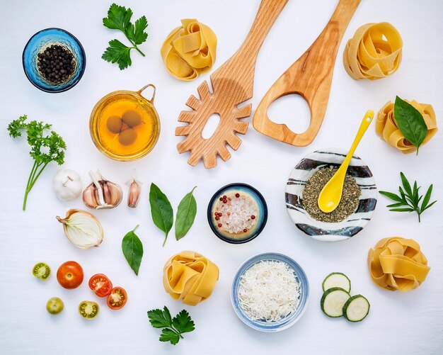 Veduta ad alto angolo dell'alimento sul tavolo da taglio