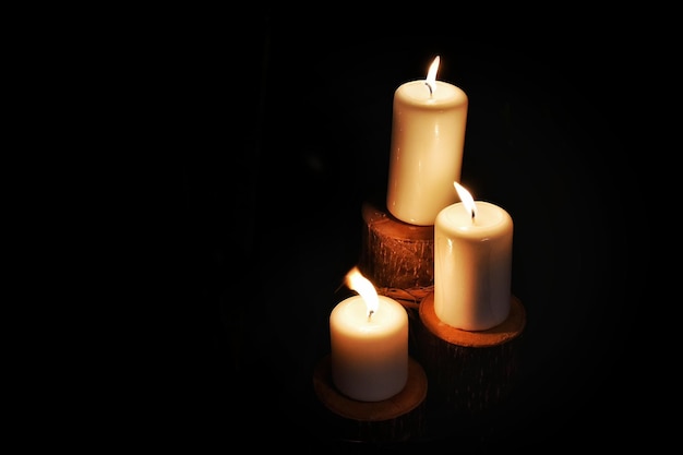 Veduta ad alto angolo della candela illuminata sullo sfondo nero