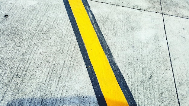 Veduta ad alto angolo della marcatura stradale sulla strada