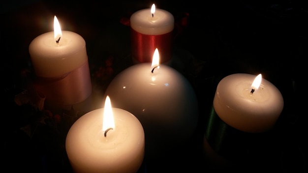 Veduta ad alto angolo delle candele illuminate sullo sfondo nero